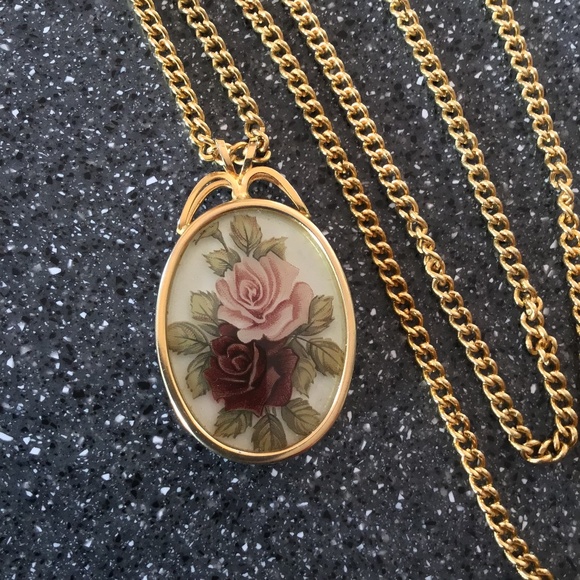 Vintage Gold Tone Necklace with Floral Pendant - Picture 13 of 14